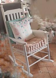 Sedia a dondolo con cuscini