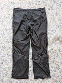 Pantaloni sportivi Adidas.