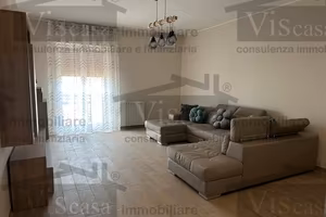 Ampio pentavani accessoriato con box