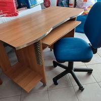 Scrivania per PC  cm 120x60 e sedie come da foto,