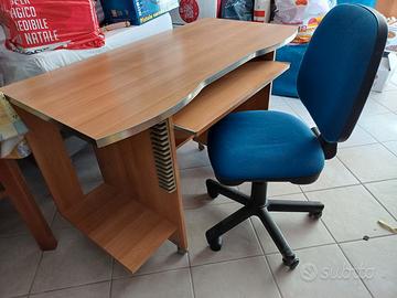 Scrivania per PC  cm 120x60 e sedie come da foto,