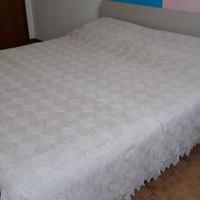 Copriletto fatto a uncinetto in cotone ritorto col