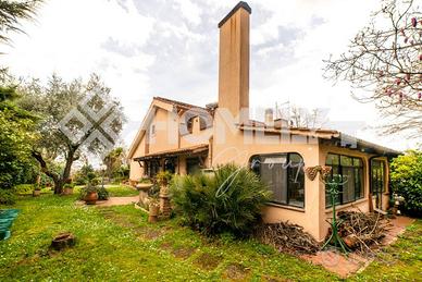 Villa di 300 m² con più di 5 locali e box auto dop