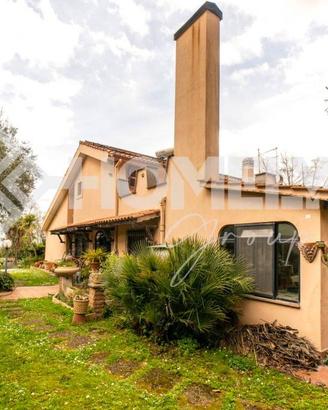 Villa di 300 m² con più di 5 locali e box auto dop