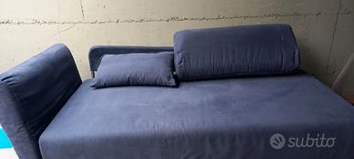 Divano letto in stoffa.