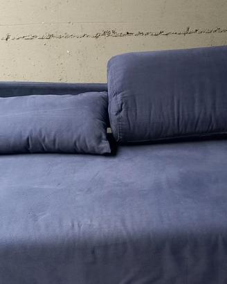 Divano letto in stoffa.