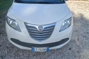 Lancia y