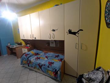 armadio con due reti e un materasso