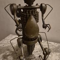 Scultura con materiale di recupero 