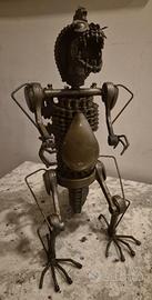 Scultura con materiale di recupero 