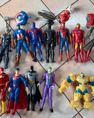 13 Action Figures Marvel e DC con accessori