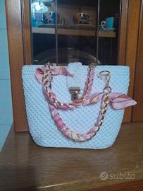 fatta a mano con cordoncino all'uncinetto 