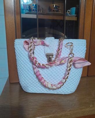 fatta a mano con cordoncino all'uncinetto 