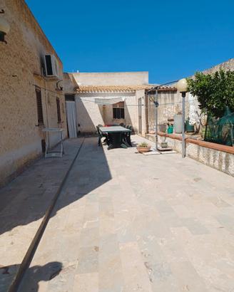 Villino con veranda e giardino